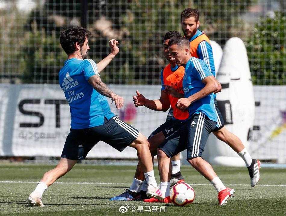 训练结束后球员们放松交流，贝尔与队友谈笑风生