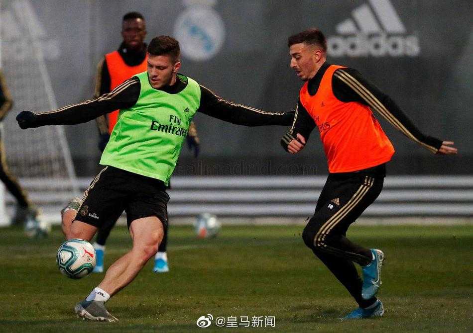 在冬日的阳光下，约维奇面带微笑踏入训练场，眼神中透露出重返赛场的渴望与坚定。