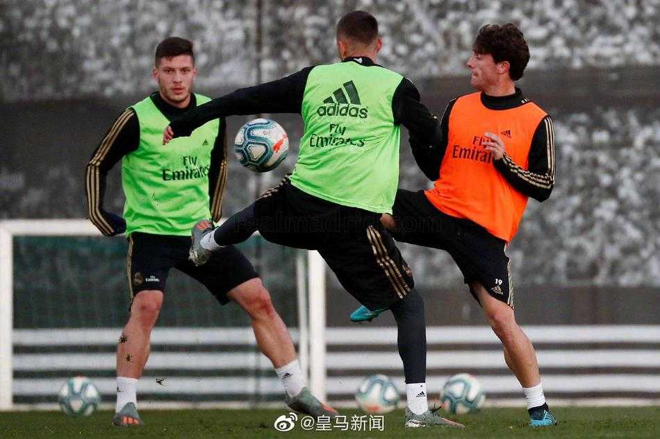 在分组对抗中，约维奇接球后顺势一抹，动作连贯流畅，轻松摆脱了防守球员的盯防。