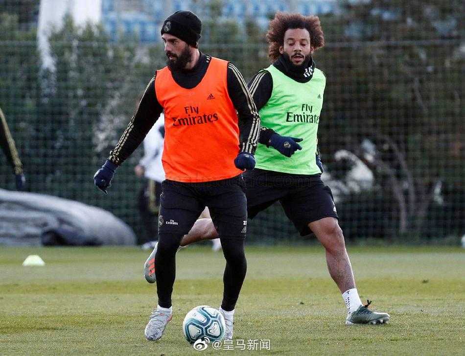 汗水浸湿了球衣，约维奇在结束训练后向场边的摄像机致意，仿佛在告诉支持者：我回来了。