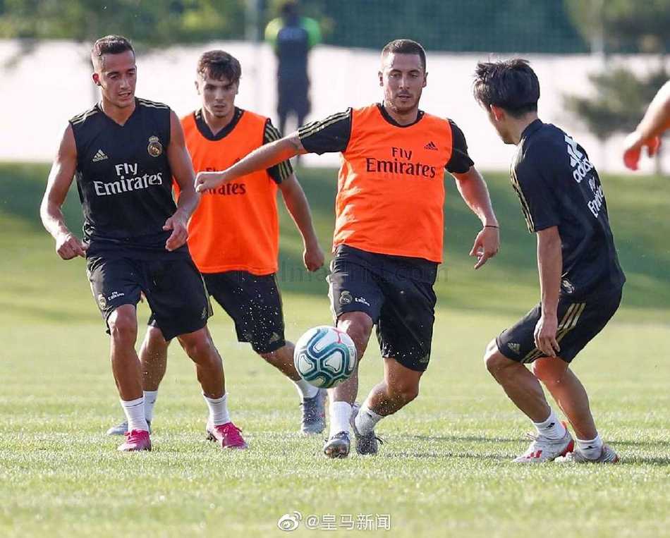 分组对抗环节，阿扎尔面对防守球员的贴身逼抢，用一个极具想象力的脚后跟磕球，巧妙地将球传给了插上的队友，这一即兴发挥展现了他顶级的球商。