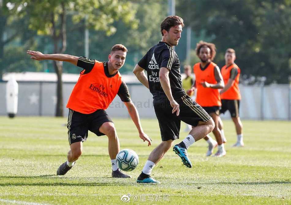 夏训烈日下，阿扎尔正在进行带球绕杆练习，他矮重心带来的变向优势展现得淋漓尽致，皮球就像被一根无形的线牵引，始终紧贴在他的控制范围内。