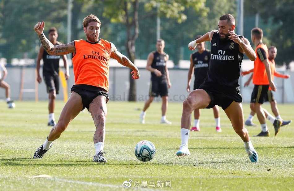 训练间隙，阿扎尔与主教练齐达内进行着简短的交流，两人神情专注，齐达内仿佛正在向这位新核心面授机宜，传递着伯纳乌的荣耀与责任。