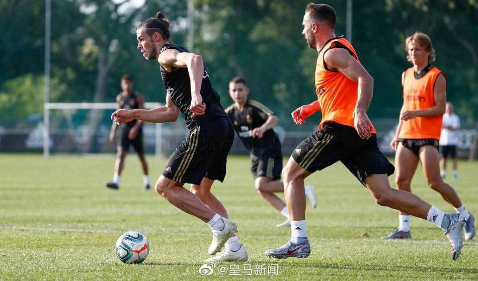 训练结束后，阿扎尔独自加练射门，他踢出的皮球带着强劲的弧线直挂死角，留下网窝震颤的瞬间，仿佛预示着新赛季他将用进球引爆伯纳乌的激情。