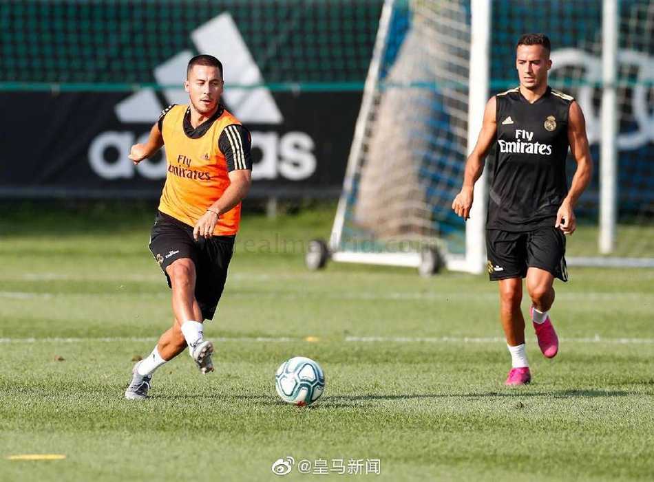 阿扎尔在力量房中进行核心训练，汗水浸湿了他的球衣，紧实的肌肉线条彰显出他为应对严酷赛季所做的充分准备，职业态度令人钦佩。