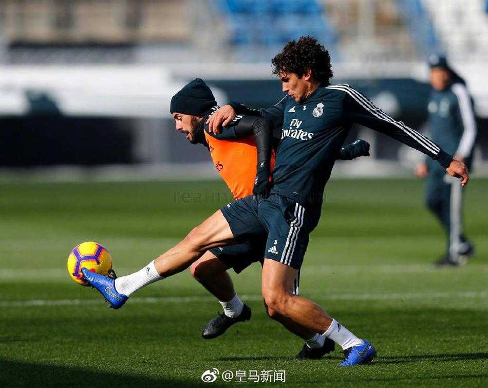 年轻的巴尔韦德在训练中大步流星地带球推进，眼神中充满了朝气与斗志。这名乌拉圭小将正用不懈的奔跑，努力在皇马中场争夺一席之地。