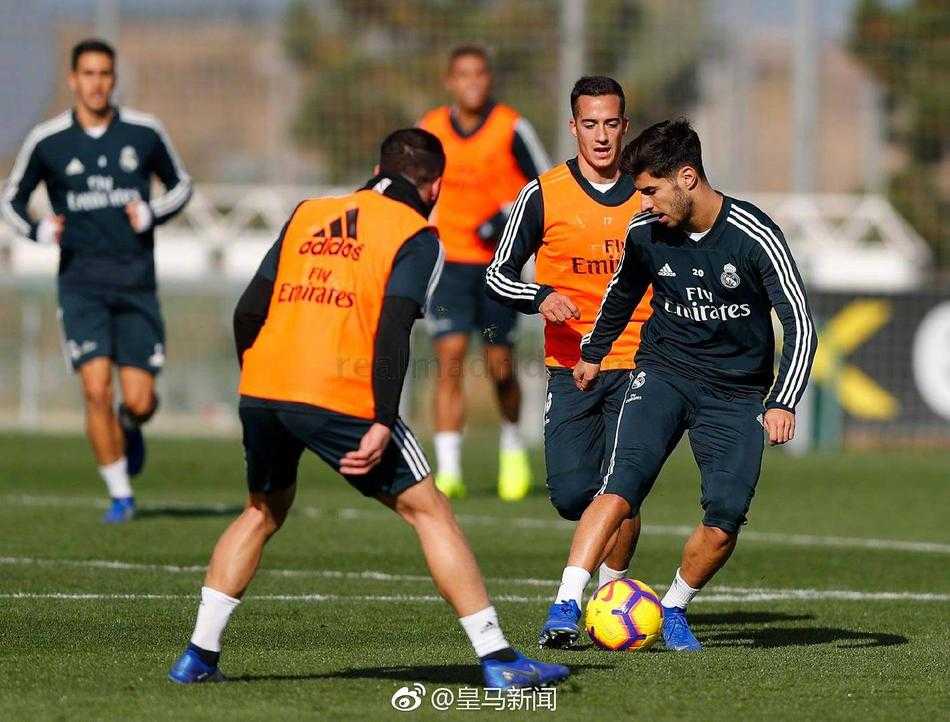 比利时门神库尔图瓦在训练中舒展双臂，他那修长的身影宛如巴尔德贝巴斯球场上的巨人，专注的眼神仿佛能洞察一切飞向球门的威胁。