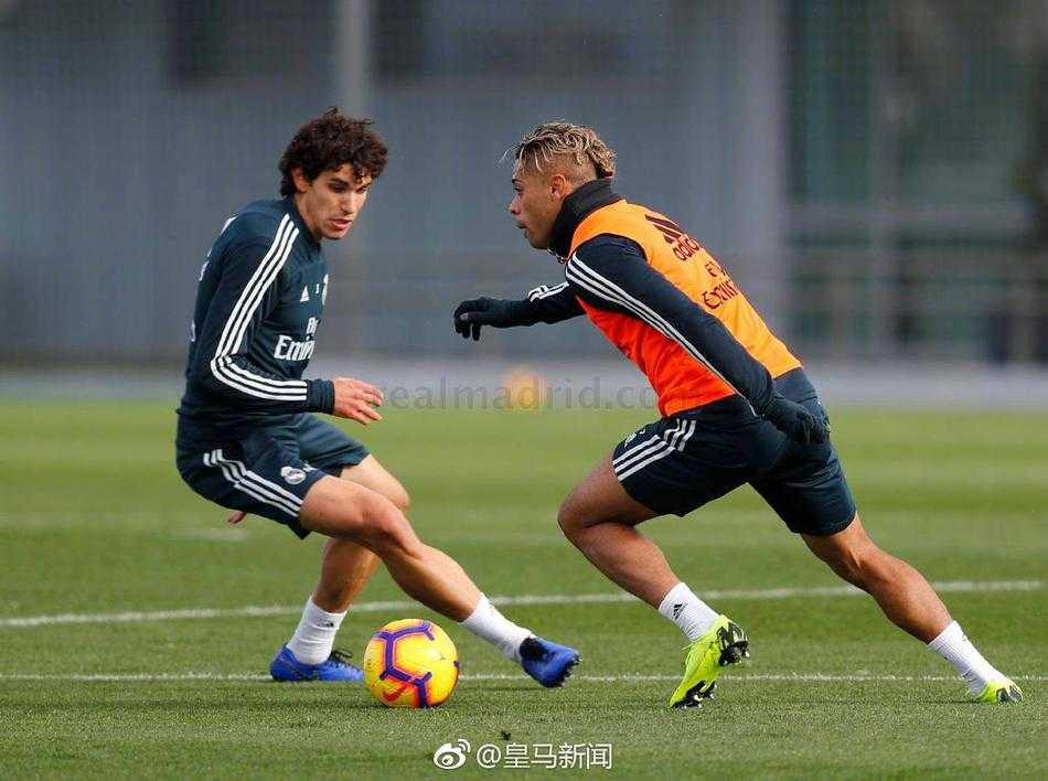 训练场上，皇马球员们正在进行激烈的分组对抗，皮球在他们脚下快速传递。尽管多名主力缺阵，但留下的球员依然保持着高强度的专注和拼抢。