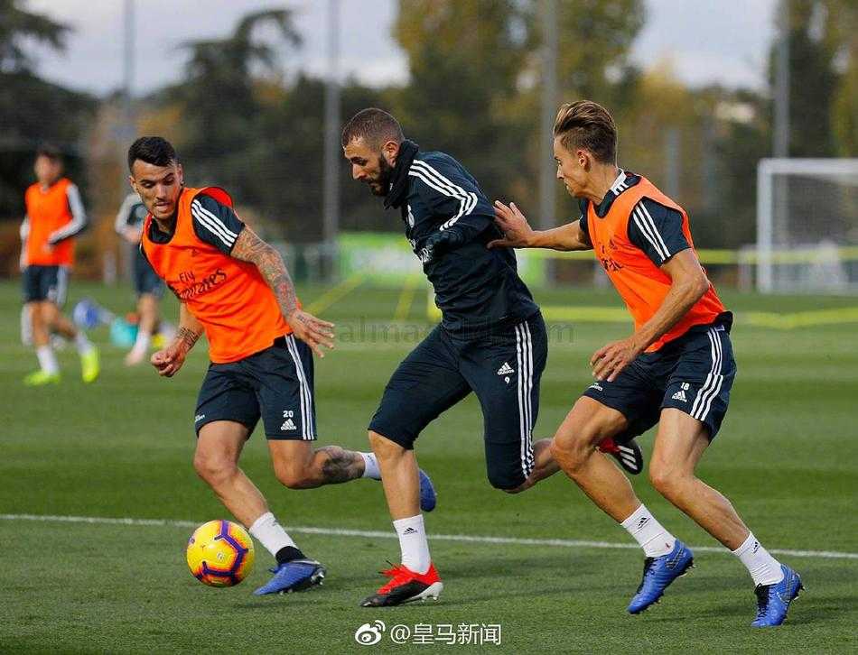 夕阳下的巴尔德贝巴斯体育城，训练接近尾声，球员们的身影被拉长。这一天的汗水，只为在周末的联赛中，为伯纳乌的球迷带回胜利的荣耀。