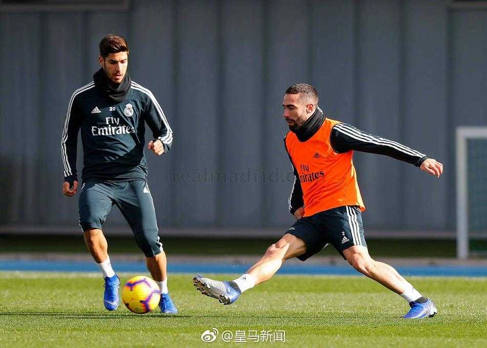 索拉里双手插兜，神情专注地注视着场上的训练。他深知，在国际比赛日后的关键赛程中，这些回归的球员将是他手中最重要的棋子。