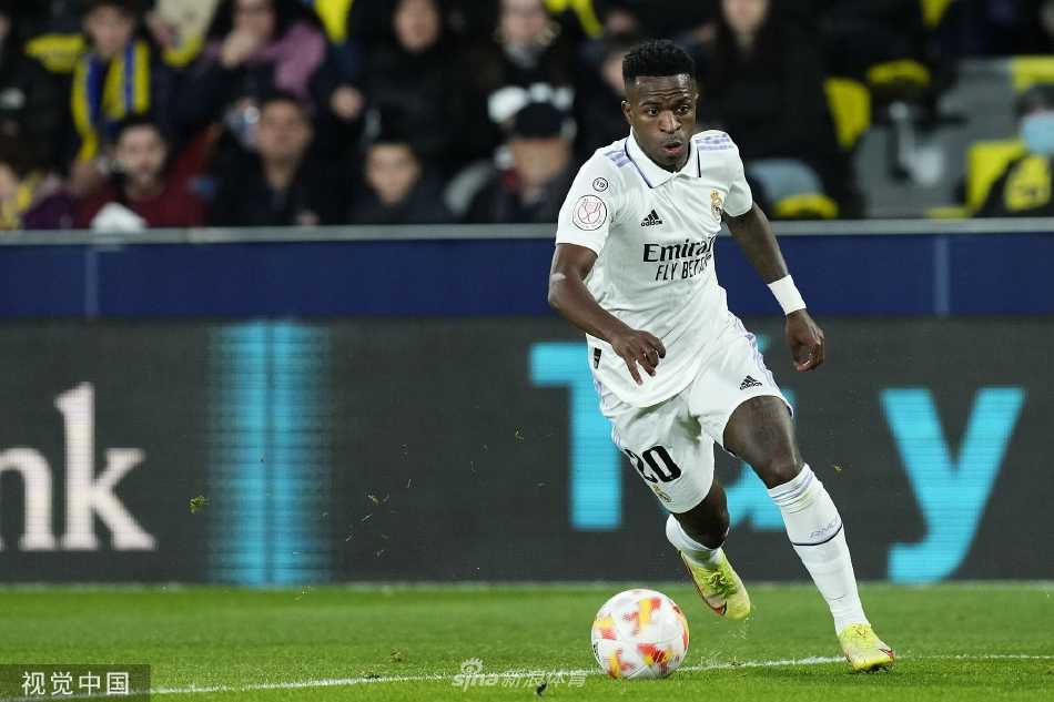 塞瓦略斯打入绝杀球后疯狂奔跑庆祝，双眼圆睁怒吼，皇马队友从四面八方涌来将他团团围住。