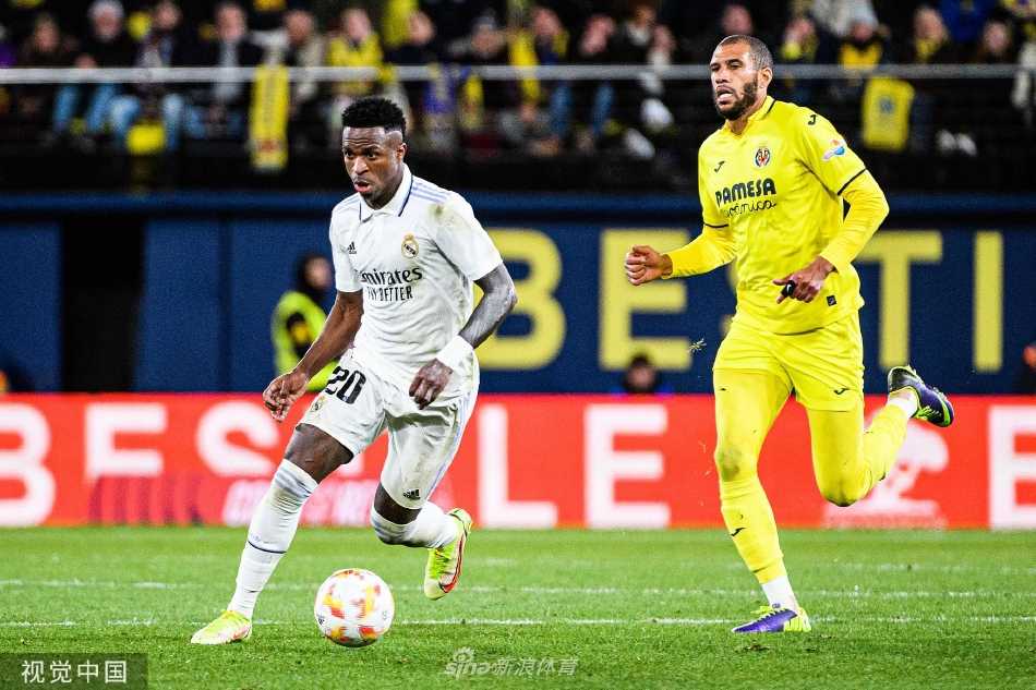 主帅安切洛蒂在场边神情专注，双唇紧抿，目光如炬地注视着赛场，大脑飞速运转指挥战局。