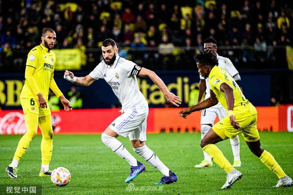 比赛结束后，皇马球员围成一圈相互鼓劲，汗水与笑容交织，展现球队在艰难取胜后的紧密团结。