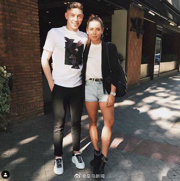 镜头下的米娜笑容灿烂而自信，作为体育媒体人，她总是能以最饱满的精神状态出现在公众视野中。