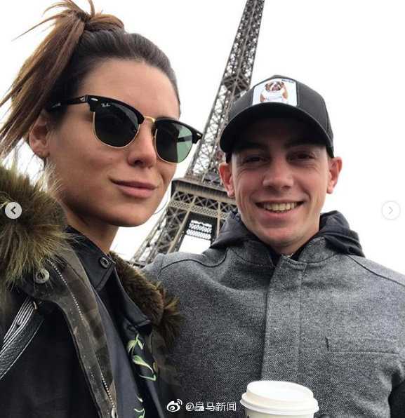 米娜·博尼诺在镜头前展露出迷人的微笑，优雅的气质与精致的五官让她成为看台上一道亮丽的风景线。