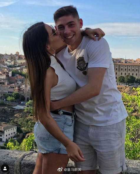 米娜身着黑色上衣，自信地面对镜头，她的美丽不仅仅在于外表，更源于作为职业女性和坚强母亲的内在力量。