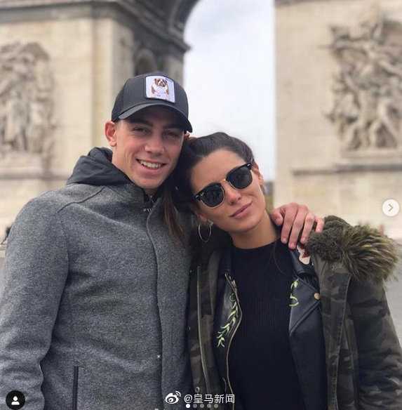 米娜一头深褐色秀发披肩，她凝视远方的眼神中充满故事感，简约的穿搭衬托出她知性而独立的气质。