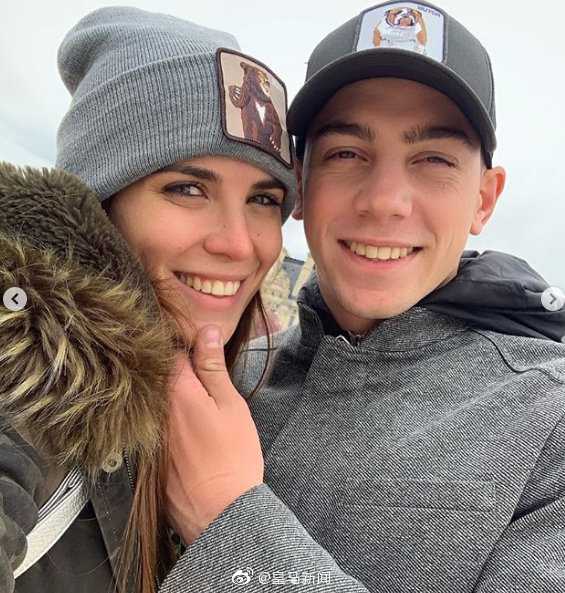 阳光洒在米娜的脸上，她眼神清澈，嘴角带笑，这张照片捕捉到了她生活中最自然、最动人的瞬间。