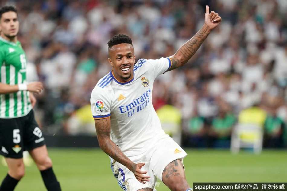 米利唐在伯纳乌球场专注防守的瞬间，眼神坚毅如磐石