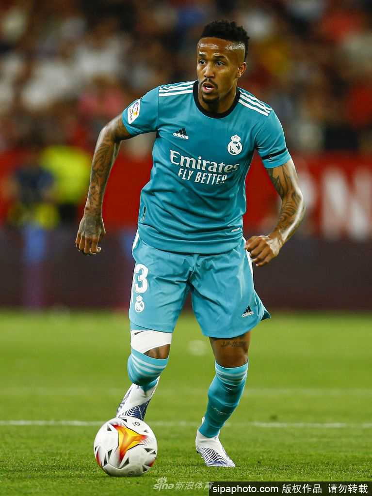 米利唐与队友庆祝胜利，笑容灿烂尽显团队情谊