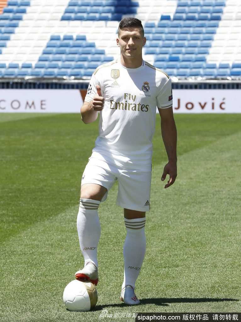 训练场上神情专注的约维奇，丝毫未觉一次意外受伤即将打断他的皇马征程