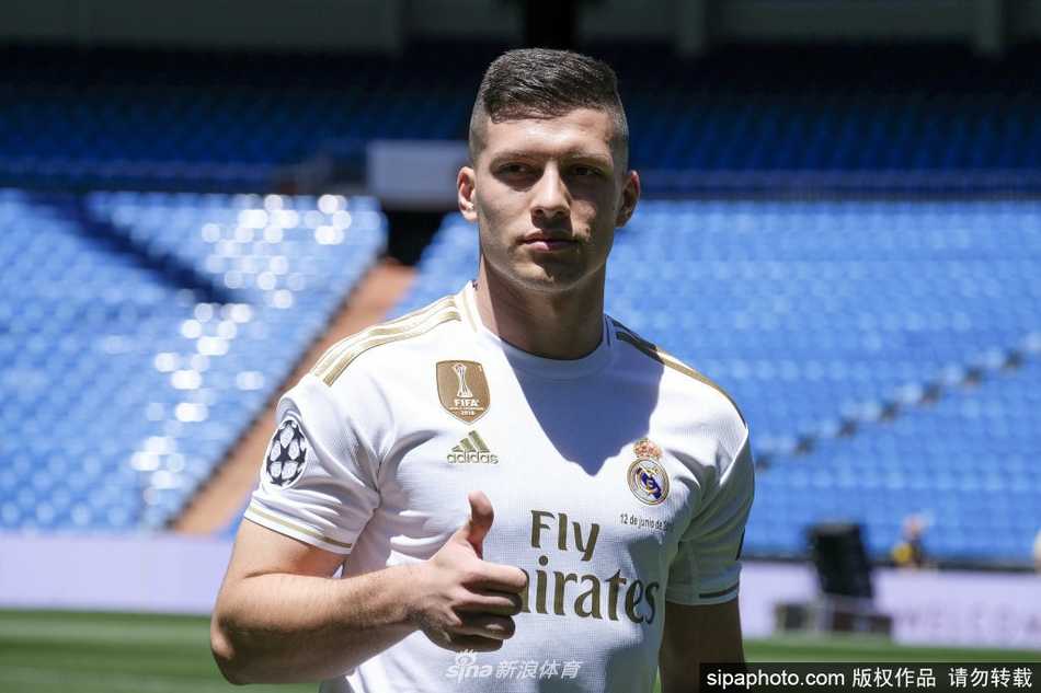 约维奇身披皇马战袍在比赛中奋力拼抢，但这股冲劲始终未能转化为稳定的进球