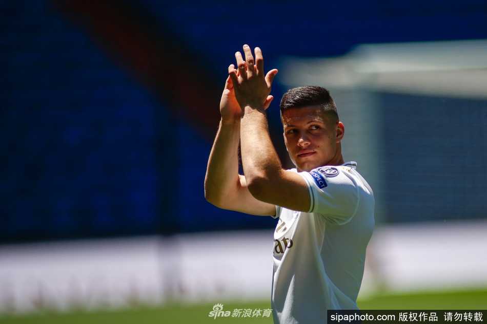 皇马训练基地的场边，孤单的足球仿佛在诉说着约维奇此刻被伤病隔离开的失落与无奈