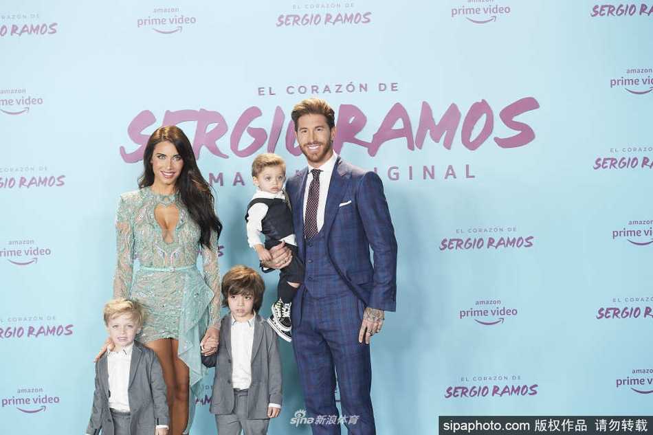 拉莫斯从身后轻轻环抱住怀抱着新生儿的妻子皮拉尔，两人脸上洋溢着幸福而满足的微笑，背景是简洁温馨的病房，整个画面充满了爱与守护的氛围。