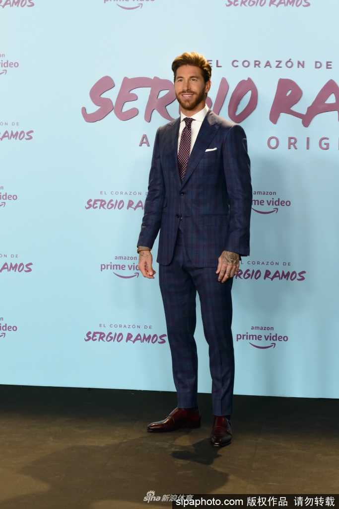 一家六口首次在公众面前同框，拉莫斯细心照料着三个大儿子，皮拉尔则怀抱着新成员马克西莫-阿德里亚诺，虽然孩子们活泼好动，但画面依然充满幸福与甜蜜。