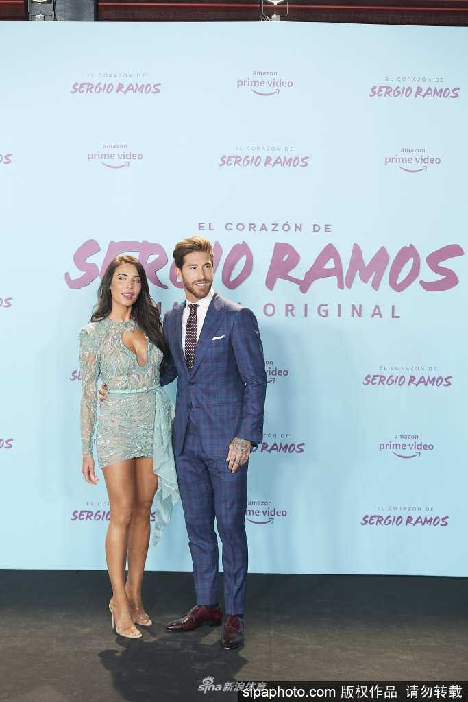 在柔和的室内光线中，刚结束分娩的皮拉尔虽然略显疲惫，但脸上洋溢着母性的光辉，她双手轻柔地环抱着熟睡的婴儿，仿佛拥抱着全世界最珍贵的宝物。