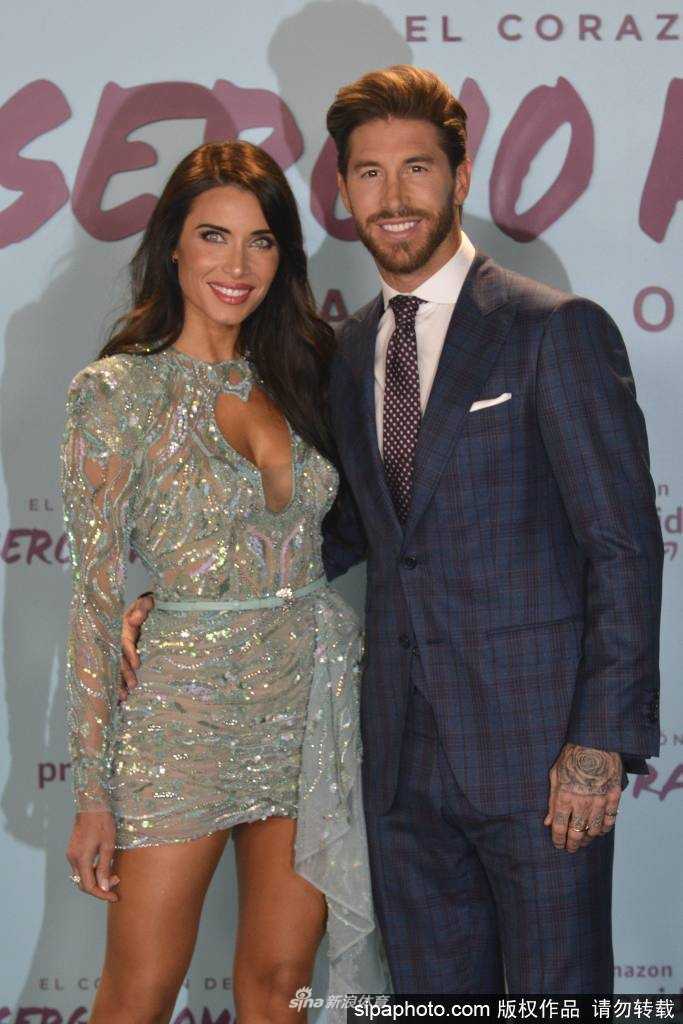 拉莫斯手捧着一束鲜花，面带温柔笑意凝视着躺在床上的妻子和新生儿，妻子皮拉尔则幸福地望着镜头，画面中的每一处细节都透露着初为人父人母的喜悦与家庭的温馨。