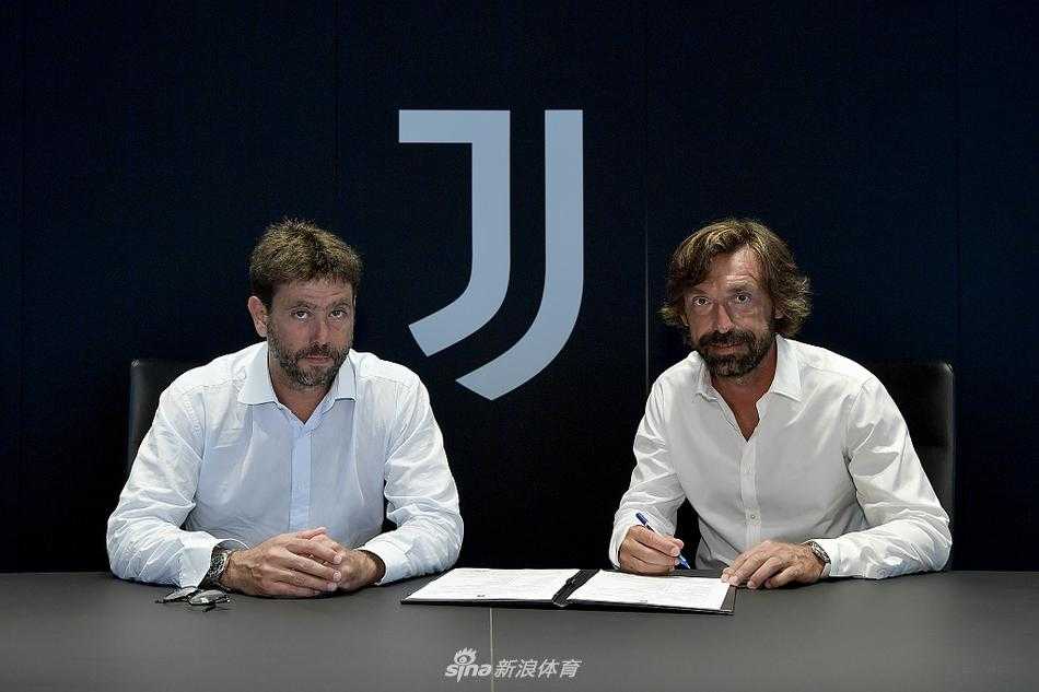 皮尔洛在发布会台上面带微笑，双手自然放在桌上，他身着一丝不苟的深色西装，眼神中透露着初次拿起教鞭的坚定与从容，仿佛在向世界宣告，他的足球智慧将在教练席上继续闪光。