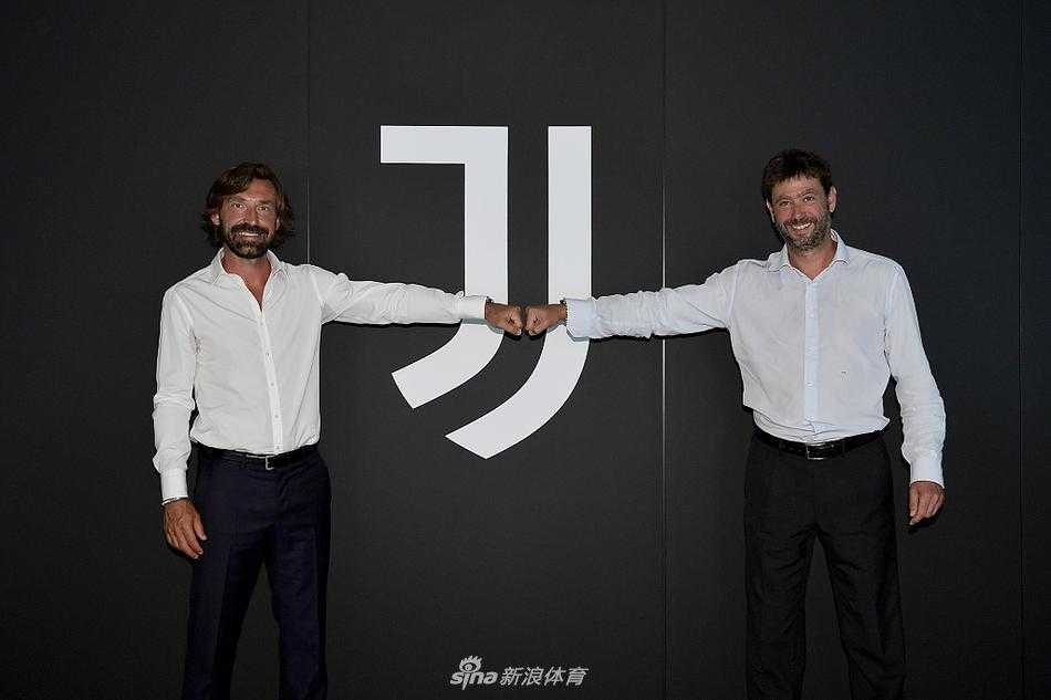 发布会的另一角度，皮尔洛坐在印有尤文图斯队徽的背景板前，他正微微侧身，认真聆听记者的提问。背景板上的黑白配色与他沉稳的气质融为一体，这一刻，他不再是球员，而是肩负培养年轻才俊重任的引领者。