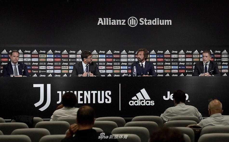 发布会现场全景，皮尔洛独自坐在台上，面对台下众多的媒体记者。空间感让画面显得格外有层次，记录下这位中场大师执教生涯第一场新闻发布会的完整瞬间，这不仅仅是一次亮相，更是他人生新篇章的开幕。