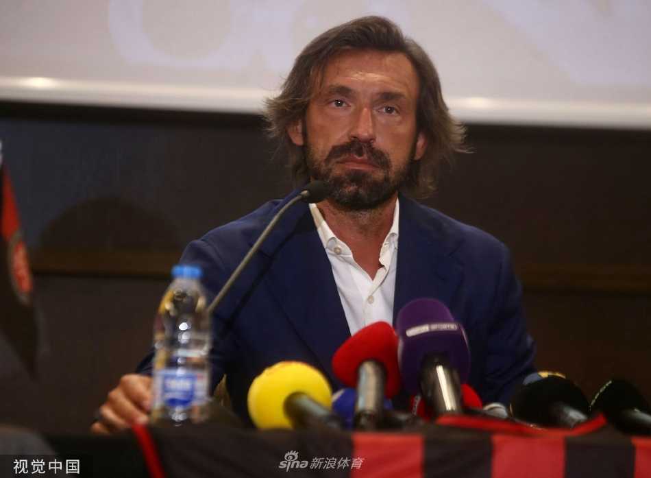 皮尔洛与俱乐部官员并肩站立，手持球衣合影，标志合作正式达成