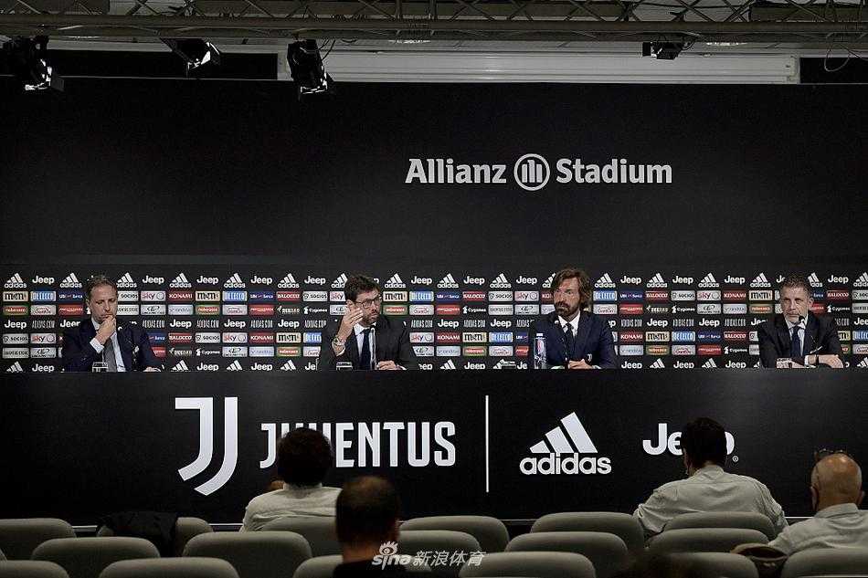 发布会接近尾声，皮尔洛起身准备离场。他一边整理西装，一边与台下相识的记者或俱乐部工作人员示意。举手投足间尽显优雅，背景的尤文图斯标识格外醒目，宣告着这位曾经的中场大师，正式以教练身份，再次与黑白军团并肩作战。