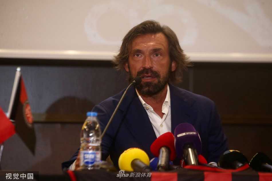 皮尔洛在发布会上面带沉思，似在认真规划球队未来的战术蓝图