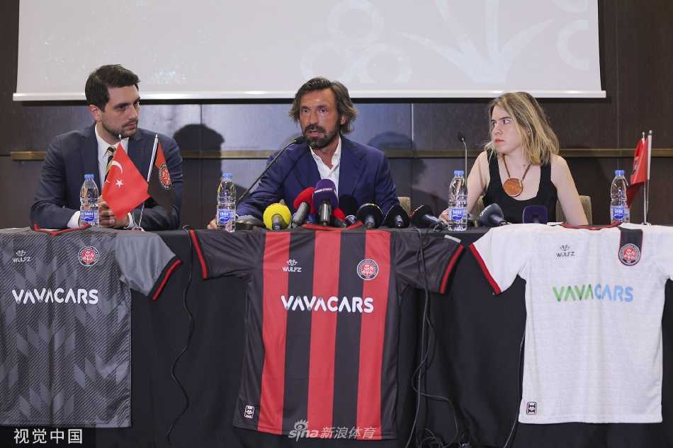 皮尔洛与在场人士亲切交流，展现其亲和的个人魅力