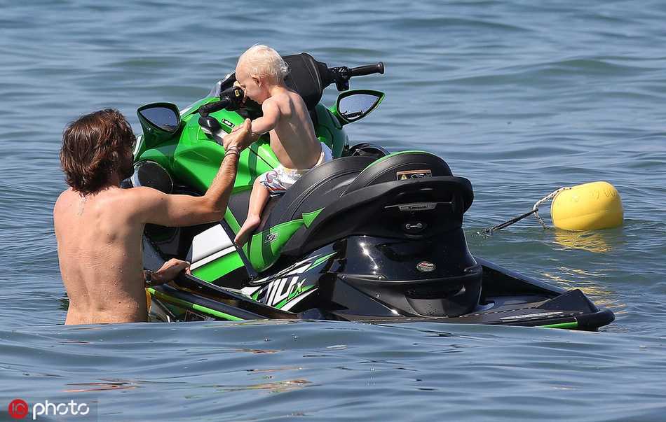 皮尔洛温柔地看着怀中的孩子，仿佛在讲述着大海的故事，曾经在球场上指挥千军万马的他，此刻正细心地引导着孩子探索这个新奇的世界。