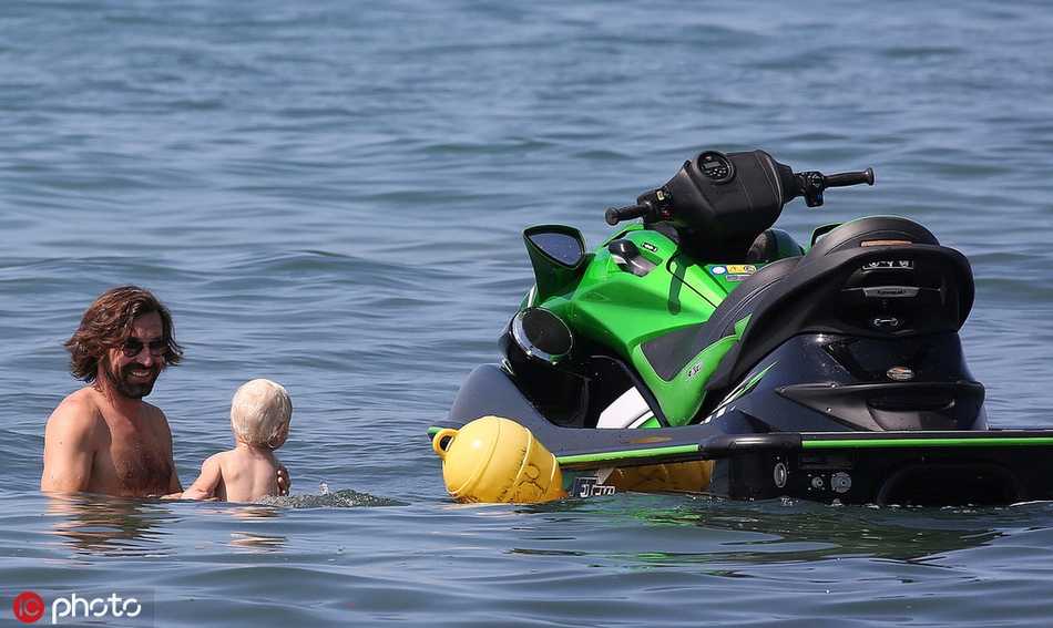 面对着广阔无垠的大海，皮尔洛为家人指引着远方的风景，仿佛在告诉他：人生的旅途很长，爸爸会一直陪你走下去。