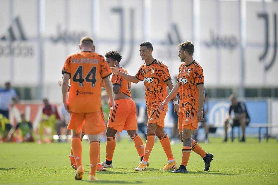 静谧的安联球场在秋日午后等待着新赛季的首演，黑白间条衫的身影正在场内热身，空气中弥漫着期待与变革的气息。