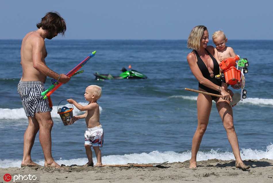 海水浸湿了皮尔洛的短裤，他却毫不在意，全身心地投入到与孩子的互动中，这份专注与投入，一如当年他凝视着球场上的每一个空当。