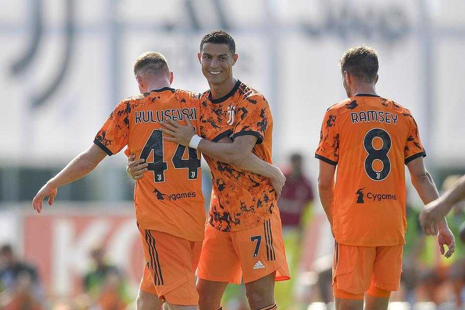 C罗破门后与队友击掌相庆，他的眼神坚定而炽热，脸上洋溢着对新战术体系的信心，这个进球是皮尔洛时代完美开局的注脚。