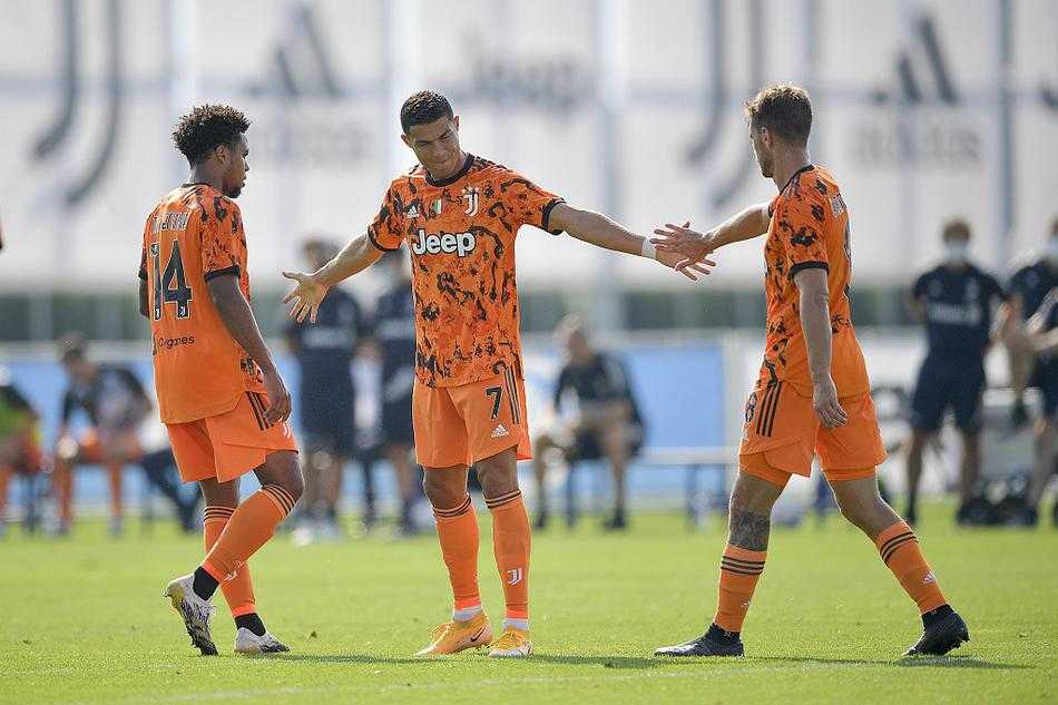 拉姆塞在进球后张开双臂奔跑庆祝，他的身边是新队友麦肯尼，年轻的活力与经验丰富的智慧在这一刻完美融合。