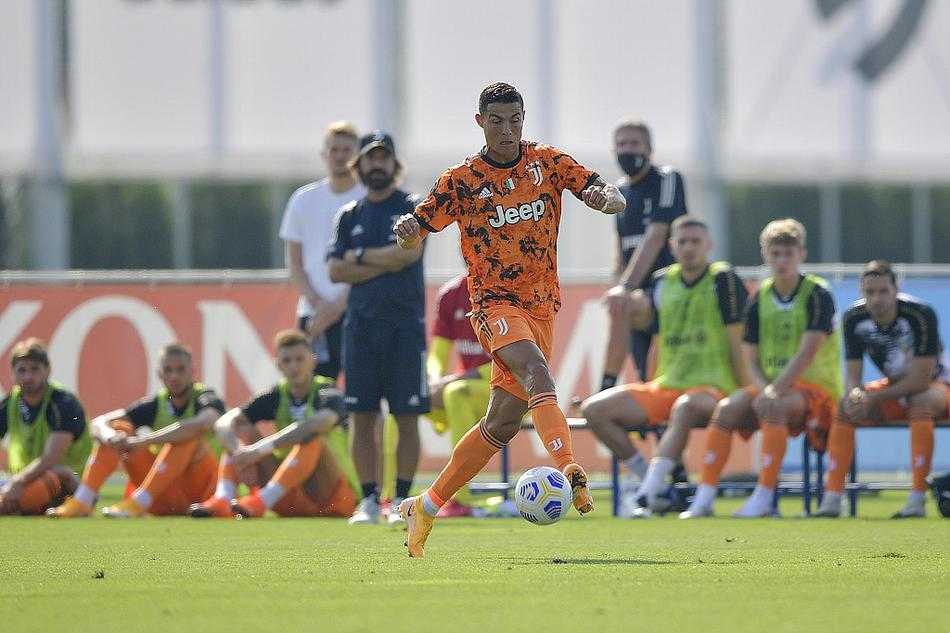 皮尔洛在场边沉着指挥，他的身影与看台上“欢迎皮尔洛”的标语交相辉映，标志着一位传奇中场向优秀主帅的转型之路正式开启。