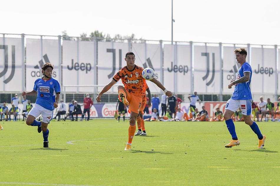 终场哨响，尤文球员们围成一圈相互鼓劲，身后的比分牌上显示着5-0，这不仅仅是一场胜利，更是一段崭新传奇的起点。