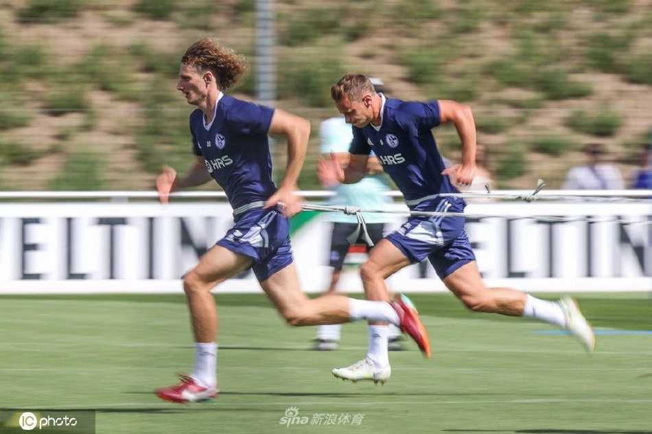 全队围成一圈进行战术部署，蓝色身影紧密相连，如同坚固的堡垒，中心是正在讲解的教练，展现了团结一心的团队凝聚力。