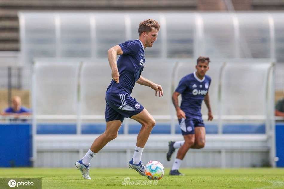 守门员飞身跃起，手臂极致舒展，奋力扑救势大力沉的射门，身影在阳光下划出一道充满力量感的弧线。