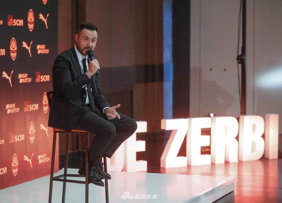 面对众多媒体的话筒和镜头，德泽尔比神态自若地阐述自己的足球哲学，举手投足间尽显儒帅风范。