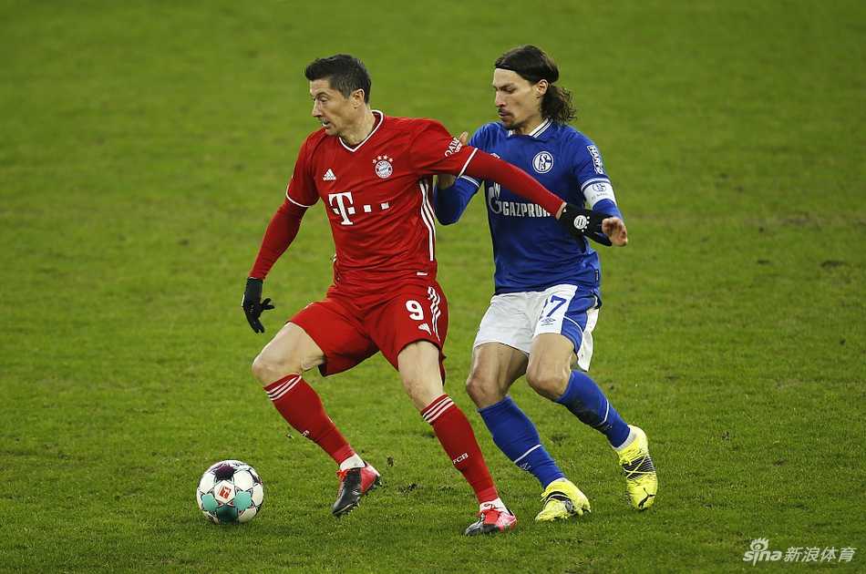 穆勒跃起头球攻门瞬间，眼神专注，皮球如炮弹般飞向球门死角，费尔曼虽奋力扑救但仍鞭长莫及。